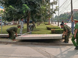 RA QUÂN XỬ LÝ BIỂN QUẢNG CÁO SAI QUY ĐỊNH, CHỈNH TRANG ĐÔ THỊ PHƯỜNG SƠN TÂY