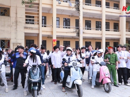 Công an xã Kiều Phú phối hợp tổ chức chương trình tuyên truyền, giáo dục pháp luật về trật tự an toàn giao thông và hướng dẫn kỹ năng lái xe an toàn cho học sinh Trường THPT Minh Khai