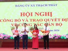 THẠCH THẤT: CÔNG BỐ VÀ TRAO QUYẾT ĐỊNH VỀ CÔNG TÁC CÁN BỘ