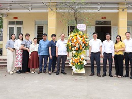 Các đồng chí lãnh đạo xã tặng hoa chúc mừng nhân kỷ niệm 80 năm ngày Thể thao Việt  Nam