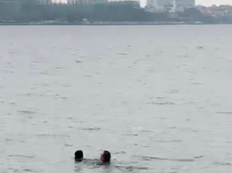 Công an phường Tây Hồ kịp thời cứu nữ thanh niên gặp nạn ở hồ Tây