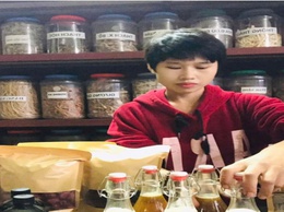 Thầm lặng như thang thuốc: Cô chủ tiệm Đông y Nguyễn Thị Hà, chữa lành bằng trái tim