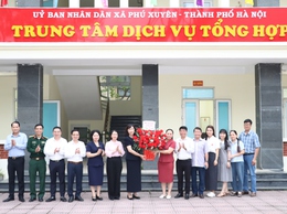 Lãnh đạo xã Phú Xuyên tặng hoa chúc mừng nhân kỷ niệm 80 năm Ngày truyền thống ngành Thể dục thể thao Việt Nam