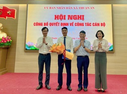 UBND xã Thuận An công bố các quyết định về công tác cán bộ