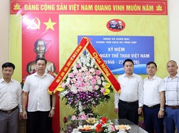 Đồng chí Chủ tịch UBND xã Xuân Mai Nguyễn Anh Đức tặng hoa chúc mừng Trung tâm Dịch vụ tổng hợp xã nhân kỷ niệm 80 năm Ngày truyền thống ngành thể dục, thể thao Việt Nam 27/3