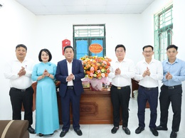 Lãnh đạo xã Mê Linh tặng hoa chúc mừng nhân kỷ niệm 80 năm Ngày truyền thống ngành Thể dục thể thao Việt Nam