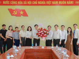 Các đồng chí lãnh đạo xã Suối Hai tặng hoa chúc mừng Trung tâm Dịch vụ tổng hợp nhân kỷ niệm 80 năm Ngày Thể thao Việt Nam 27/3