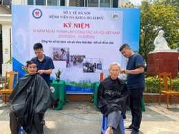 Tiệm tóc của những nụ cười và hy vọng bên giường bệnh