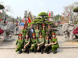 Hội phụ nữ Công an phường Cầu Giấy tổ chức sinh hoạt chính trị, dâng hương tại đền thờ Hai Bà Trưng