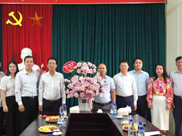 Lãnh đạo xã Yên Lãng thăm, chúc mừng Trung tâm Dịch vụ tổng hợp nhân dịp kỷ niệm 80 năm Ngày truyền thống ngành Thể dục thể thao Việt Nam
Nhân dịp kỷ niệm 80 năm Ngày truyền thống ngành Thể dục thể thao Việt Nam (27/3/1946 - 27/3/2026).
