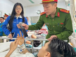 Thanh niên hỗ trợ bệnh nhân nội trú tham gia bầu cử