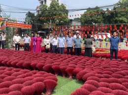 Phó Chủ tịch Quốc hội Lê Minh Hoan thăm điểm du lịch làng nghề tăm hương Quảng Phú Cầu xã Ứng Thiên
