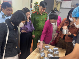 Đoàn kiểm tra liên ngành số 01 thành phố Hà Nội kiểm tra các sơ sở kinh doanh dịch vụ ăn uống tại Phủ Tây Hồ