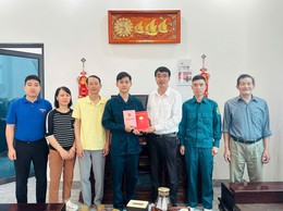 Mặt trận Tổ quốc Việt Nam xã Thư Lâm cùng các tổ chức chính trị - xã hội trên địa bàn xã tổ chức thăm hỏi, động viên, trao quà cho 60 thanh niên ưu tú chuẩn bị lên đường nhập ngũ