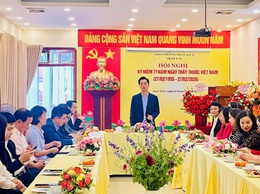 Phường Hoàn Kiếm thăm và tặng hoa chúc mừng các đơn vị y tế kỷ niệm 71 năm ngày thầy thuốc Việt Nam (27/2/1955- 27/02/2026)