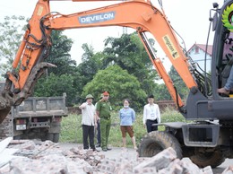 Xã Phú Cát ra quân xử lý vi phạm đất đai, trật tự xây dựng trên địa bàn