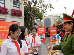 Tuyên truyền, hướng dẫn an toàn phòng cháy, chữa cháy tại phố đi bộ hồ Hoàn Kiếm