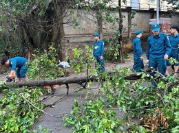 Phường Đông Ngạc khắc phục hậu quả sau cơn mưa giông lốc đêm ngày 29/3, rạng sáng ngày 30/3/2026.