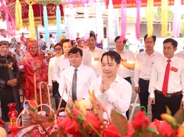 Các đồng chí lãnh đạo xã Bất Bạt dự lễ hội truyền thống năm 2026 tại Đình làng Tòng Lệnh.