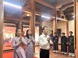 Đồng chí Phó Chủ tịch Thường trực UBND xã Đinh Xuân Hanh dự, dâng hương tại Lễ khai mạc lễ hội truyền thống thôn Cẩm Đình