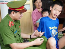 Nơi những đứa trẻ mồ côi gọi chiến sĩ Công an là 