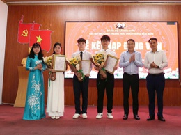 CHI BỘ TRƯỜNG THPT SÓC SƠN KẾT NẠP 3 ĐẢNG VIÊN LÀ HỌC SINH ƯU TÚ