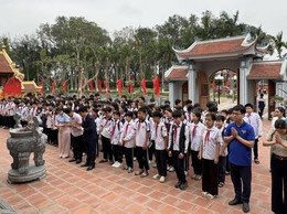 Trường THCS Quảng Phú Cầu tổ chức dâng hương tại Khu lưu niệm Trưởng ban Thường trực Quốc hội Bùi Bằng Đoàn