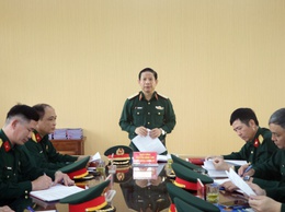 Đoàn công tác Bộ Tư lệnh Thủ đô Hà Nội kiểm tra tại Ban chỉ huy quân sự xã Trần Phú