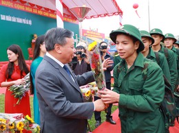 37 Thanh niên xã Suối Hai hăng hái lên đường nhập ngũ
