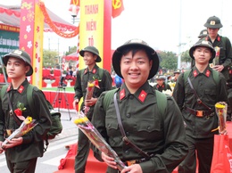 61 thanh niên phường Chương Mỹ hăng hái lên đường nhập ngũ