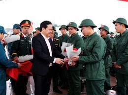 THANH NIÊN PHƯỜNG ĐÔNG NGẠC PHẤN KHỞI LÊN ĐƯỜNG NHẬP NGŨ BẢO VỆ TỔ QUỐC.