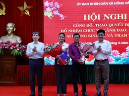 Xã Hồng Vân tổ chức hội nghị trao quyết định bổ nhiệm chức vụ Phó Giám đốc Trạm y tế xã và Phó Trưởng phòng Kinh tế xã. 