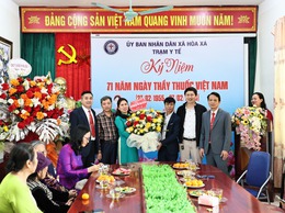 LÃNH ĐẠO XÃ HOÀ XÁ TẶNG HOA CHÚC MỪNG CÁC CƠ QUAN Y TẾ NHÂN NGÀY 27/2