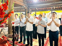 LÃNH ĐẠO XÃ HOÀ XÁ DÂNG HƯƠNG, CHÚC MỪNG LỄ HỘI TRUYỀN THỐNG THÔN PHÙ LƯU THƯỢNG