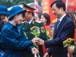 Bí thư Hà Nội Nguyễn Duy Ngọc thắp đài lửa truyền thống, động viên tân binh nhập ngũ