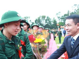 Phó Bí thư Thường trực Thành ủy Nguyễn Trọng Đông dự lễ giao quân tại điểm giao quân số 1 Ban Chỉ huy PTKV 1 - Sóc Sơn