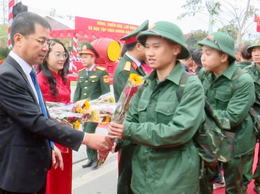 42 tân binh xã Ô Diên lên đường thực hiện nghĩa vụ quân sự và tham gia Công an Nhân dân năm 2026