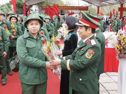 Thanh niên phường Phúc Lợi hăng hái lên đường nhập ngũ