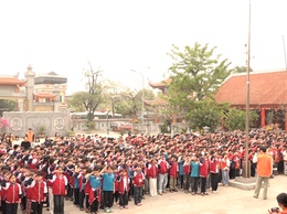 Thầy và trò Trường tiểu học Thanh Mai và Trường tiểu học Phương Trung 1 - xã Thanh Oai dâng hương tại Nhà lưu niệm Bác Hồ xã Mỹ Đức