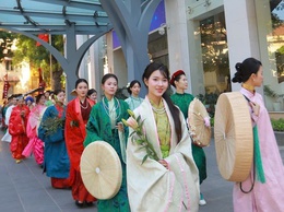 Diễu hành áo dài rực rỡ sắc màu văn hóa bên hồ Hoàn Kiếm