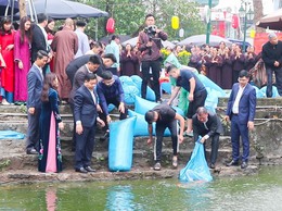 Thả cá chép tại hồ Long Trì – Hoạt động ý nghĩa góp phần lan tỏa thông điệp bảo vệ môi trường tại Chùa Thầy