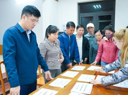 Phó Chủ tịch UBND xã Quốc Oai kiểm tra công tác chuẩn bị bầu cử tại các khu vực bỏ phiếu