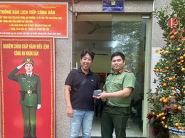 CÔNG AN PHƯỜNG LÁNG NHANH CHÓNG TRAO TRẢ TÀI SẢN BỊ ĐÁNH RƠI CHO DU KHÁCH NƯỚC NGOÀI.