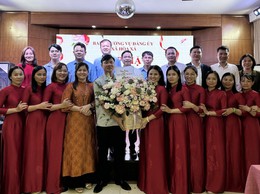 LÃNH ĐẠO XÃ HOÀ XÁ GẶP MẶT, TẶNG HOA NỮ CÁN BỘ, CÔNG CHỨC, VIÊN CHỨC, NGƯỜI LAO ĐỘNG