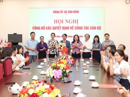 XÃ VÂN ĐÌNH CÔNG BỐ CÁC QUYẾT ĐỊNH VỀ CÔNG TÁC CÁN BỘ