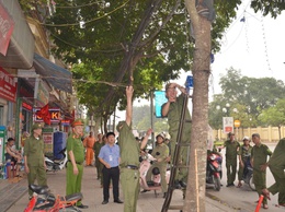 Phường Tùng Thiện ra quân xử lý dứt điểm vi phạm trật tự đô thị trên các tuyến phố trọng điểm