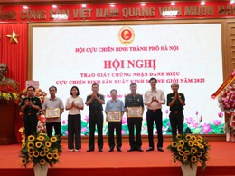 Trao Giấy chứng nhận danh hiệu “Cựu chiến binh sản xuất, kinh doanh giỏi” năm 2025 tại xã Quảng Oai