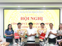 THẠCH THẤT: CÔNG BỐ VÀ TRAO QUYẾT ĐỊNH VỀ CÔNG TÁC CÁN BỘ