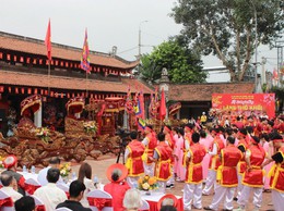 Đổi mới công tác quản lý lễ hội truyền thống
trên địa bàn phường Long Biên