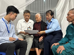 Chứng thực chữ ký tại nhà cho cụ bà 99 tuổi: Hành chính công gần dân, vì dân phục vụ